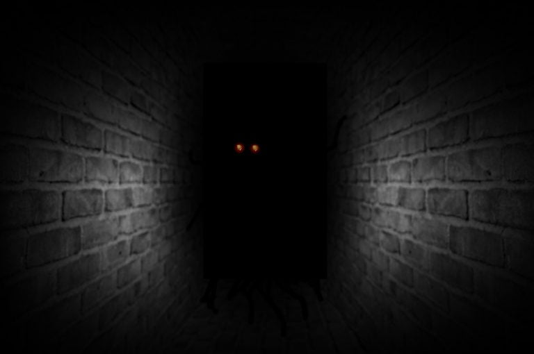 Des yeux rougeoyant au fond d'un couloir sombre.